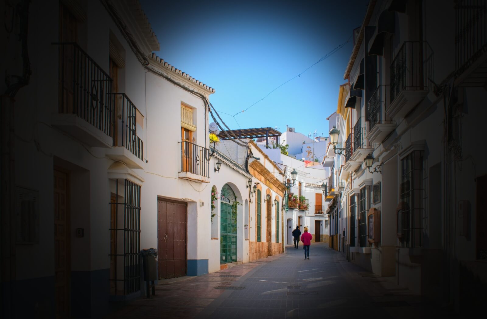 Narrowed field of vision showing tunnel vision effect on a city street, illustrating loss of peripheral vision symptoms.